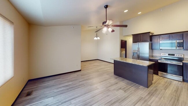 Building Photo - 2 bed town home!