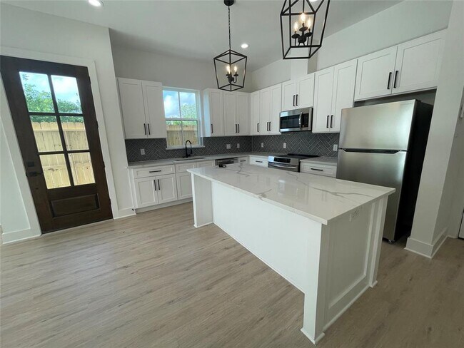 Foto del edificio - 6412 Highland Pine Ln