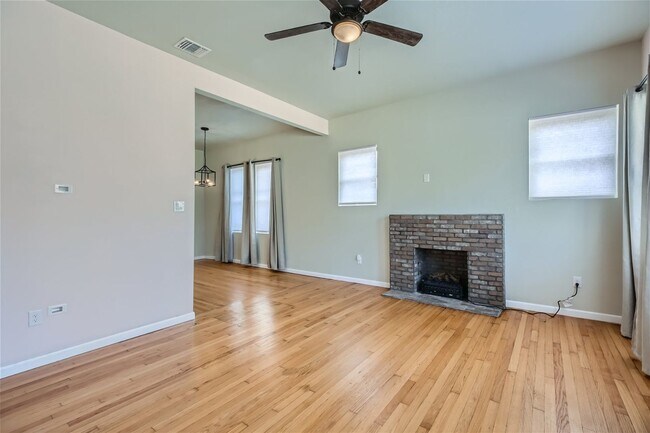 Foto del edificio - Unique craftsman home!