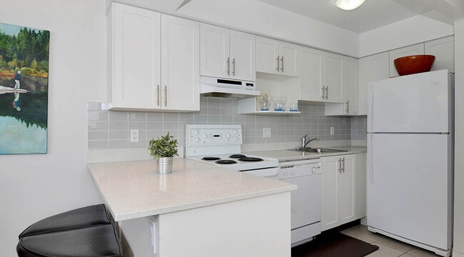 Building Photo - English Bay Tower