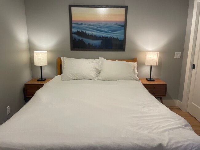 Building Photo - 8 Locke Ln