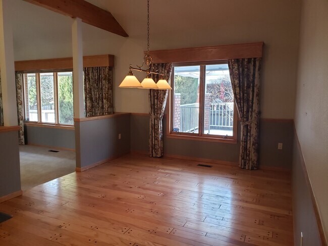 Building Photo - Stunning Brick House on cul de sac Minutes...