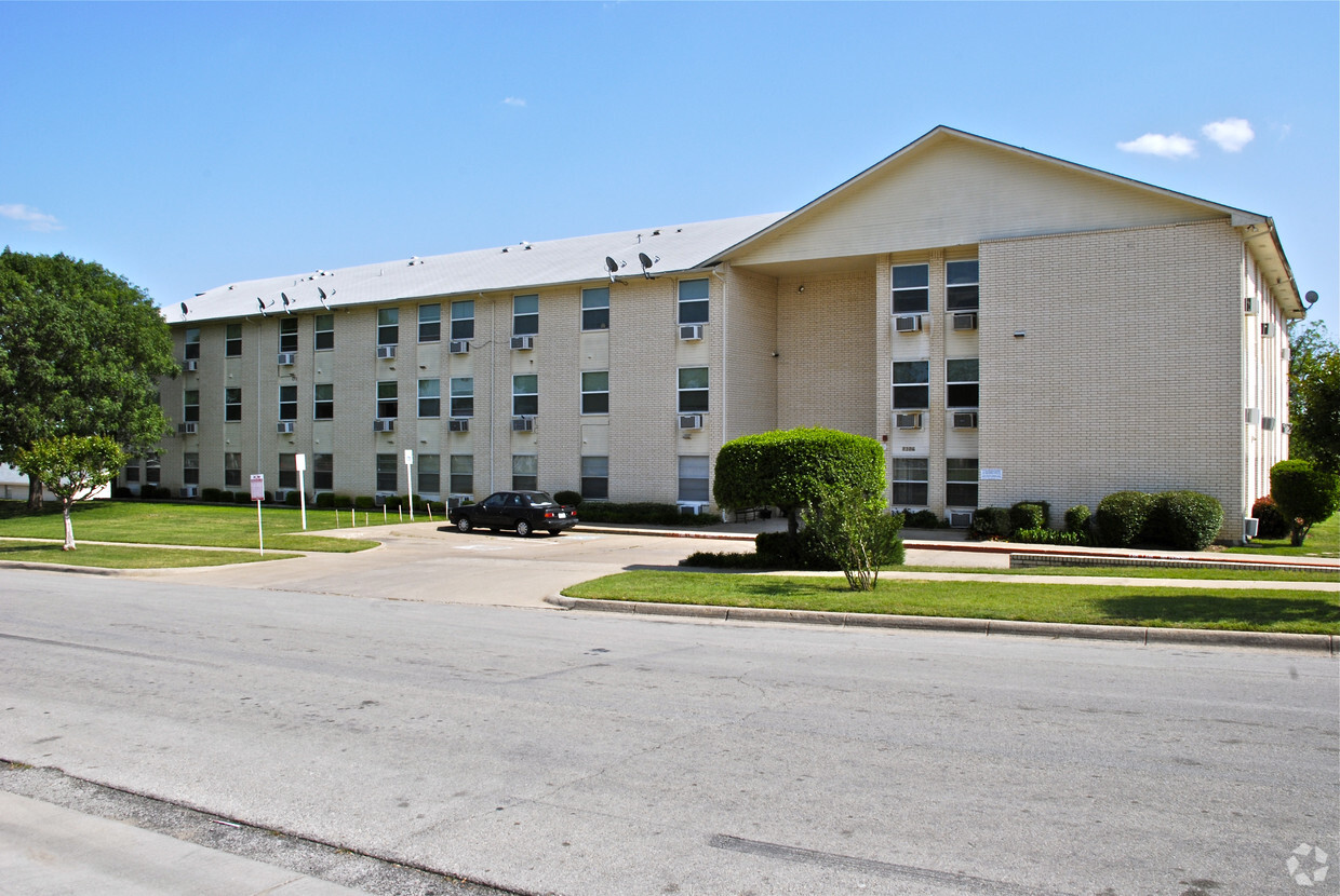 Primary Photo - Lake Como Apartments