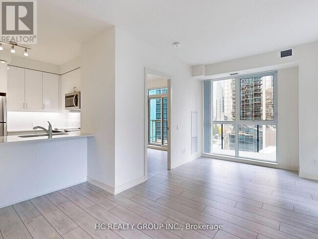 Photo du bâtiment - 4955 Yonge St