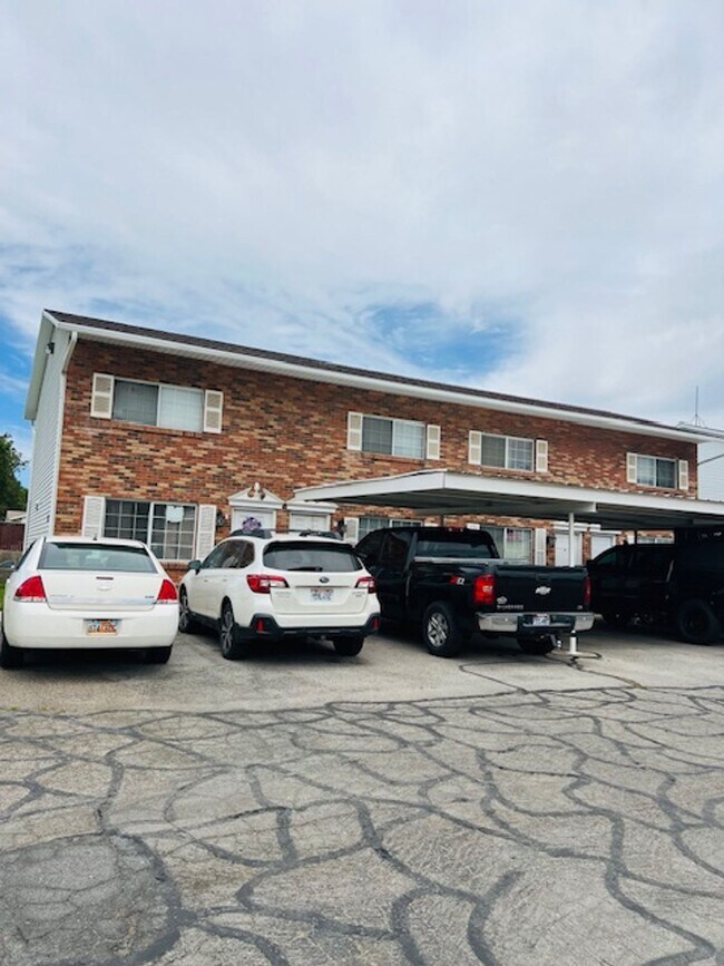 Foto del edificio - Beautiful townhome with air conditioner and carport