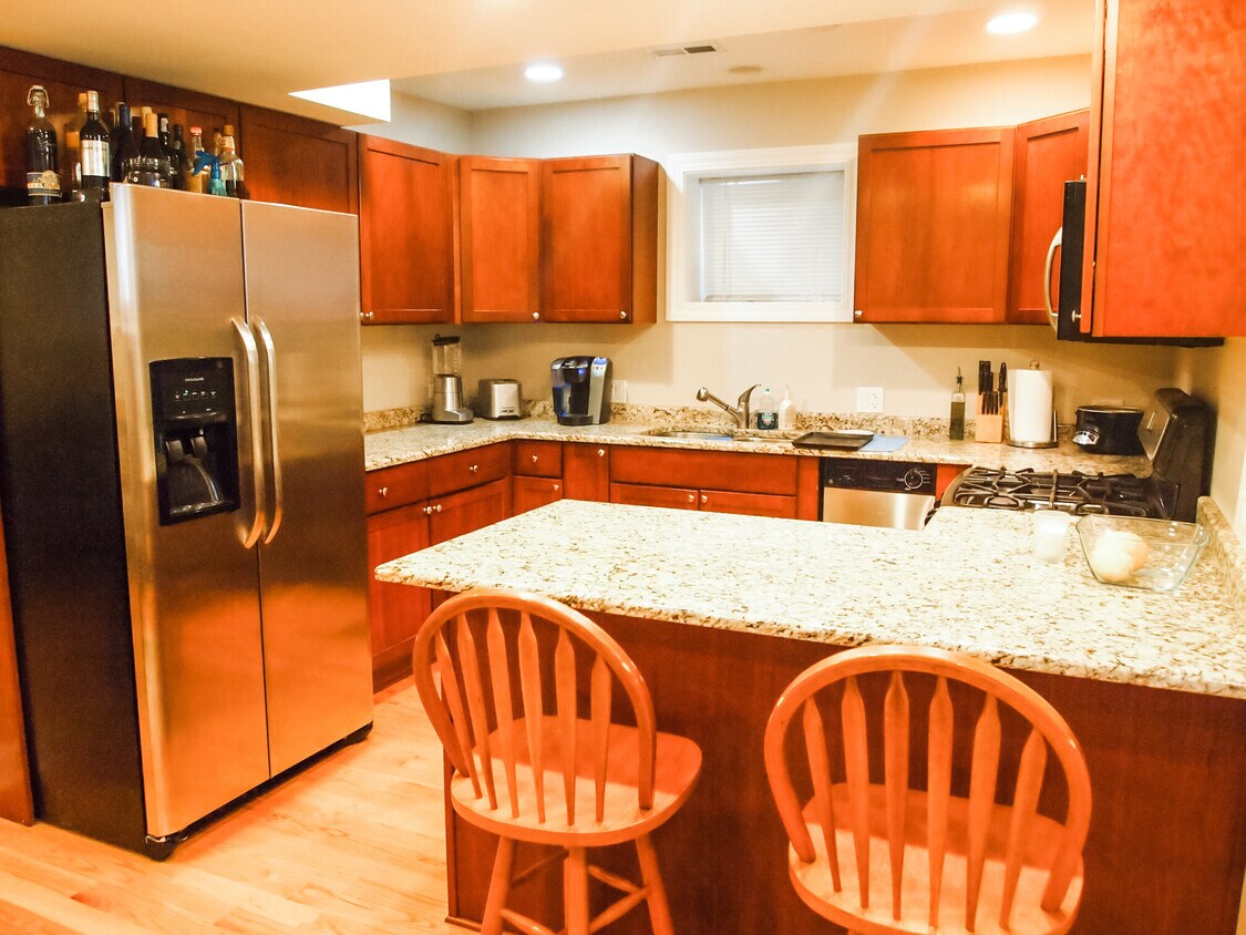 Foto principal - 1253 W Newport Ave