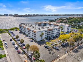 Building Photo - 1502 S Lakeside Dr
