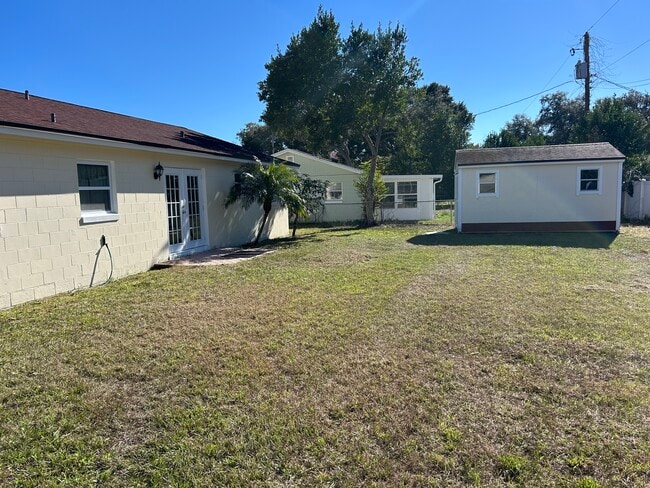 Vista del patio trasero con un gran cobertizo. - 134 Burns Ave