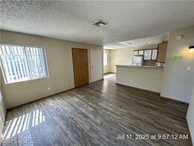 Foto del edificio - UPSTAIRS 2 BEDROOM UNIT ON THE EASTSIDE!
