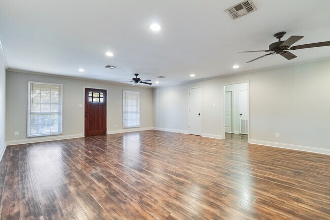 Foto del edificio - BEAUTIFUL HOME LOCATED ON TOLSON ROAD!