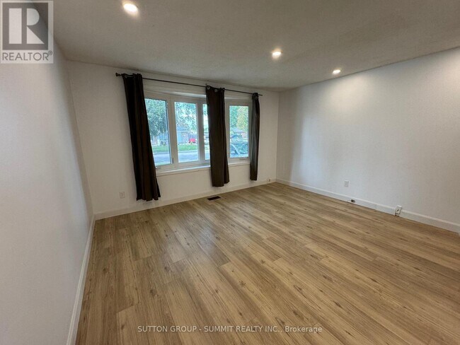 Building Photo - 5 Fairholme Ct