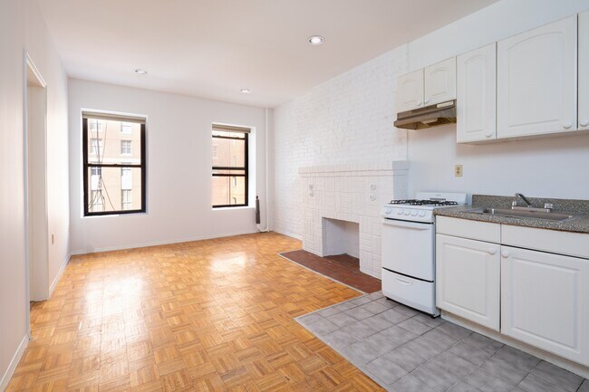 Foto del edificio - True 1BR walk-up in Murray Hill