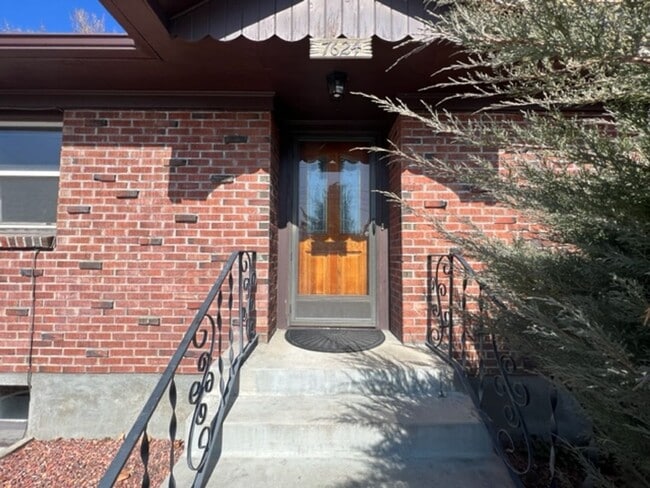 Building Photo - Bi-Level House w/ Massive Backyard, Storage, & Character!