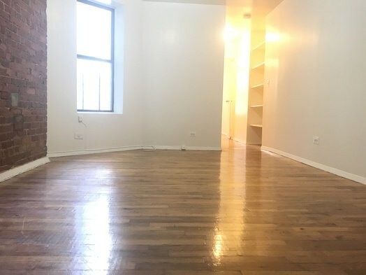 Foto principal - 221 W 106th St