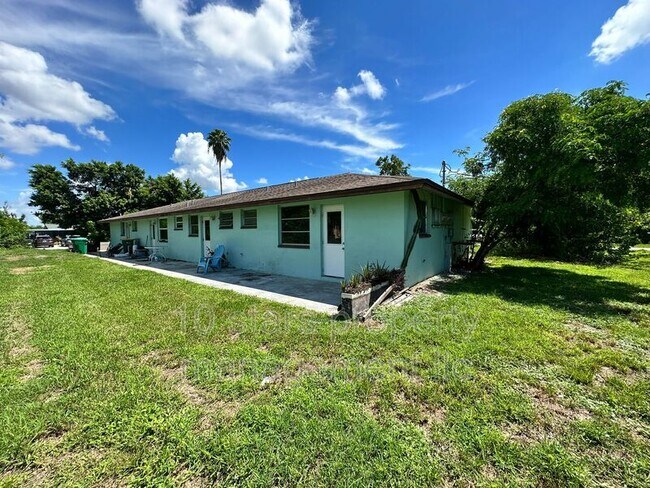 Building Photo - 3403 Palm Dr