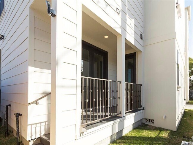 Building Photo - 5650 Larkin St