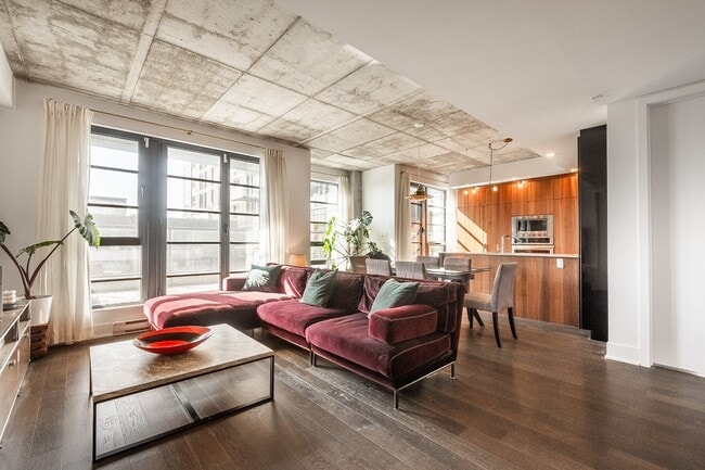 Building Photo - 1330 Rue Olier