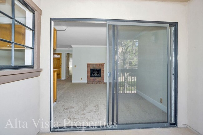 Building Photo - Villa La Jolla Dr 8840-204