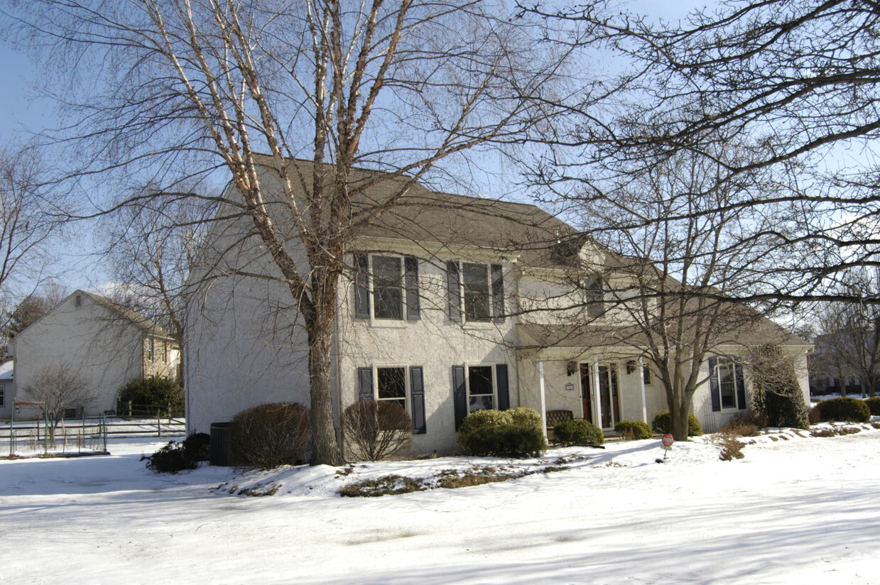 Primary Photo - 8 Country Club Rd
