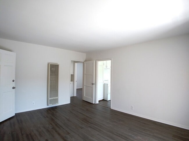 Building Photo - 5555 Kinston Ave