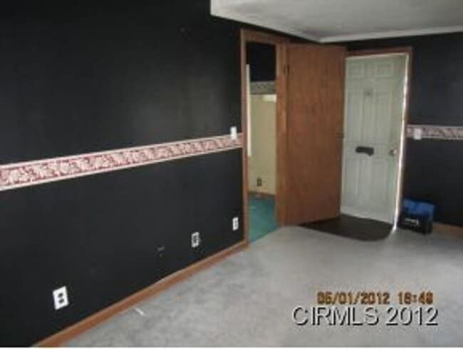 Building Photo - 3 bedroom 1 bath