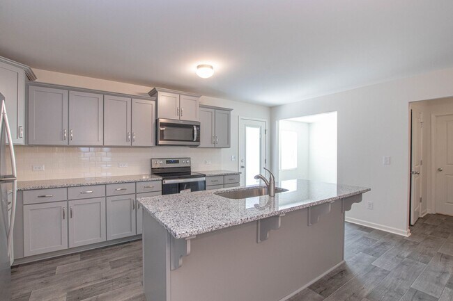 Building Photo - 4 Bedroom Minutes from 1-77 & Lake Norman