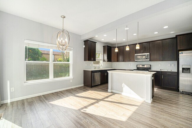 Foto del edificio - Bright & Spacious 3-Bedroom Home on a Corn...