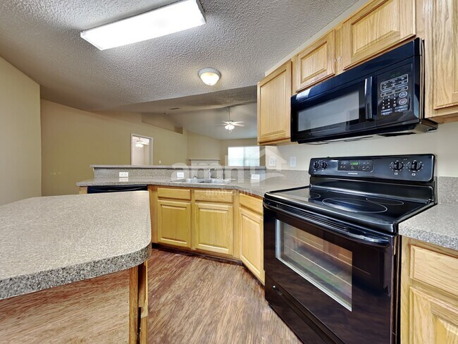 Foto del edificio - 1288 Summit Oaks Dr W