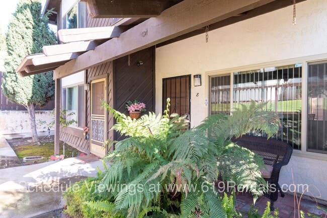 Building Photo - Beautiful 2 bedroom, 1.5 bath Townhouse wi...