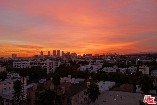 Foto del edificio - 100 S Doheny Dr