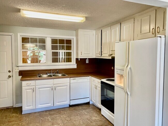 Building Photo - 1Bed/1Bath Multi-Family Unit Off Hwy 58!