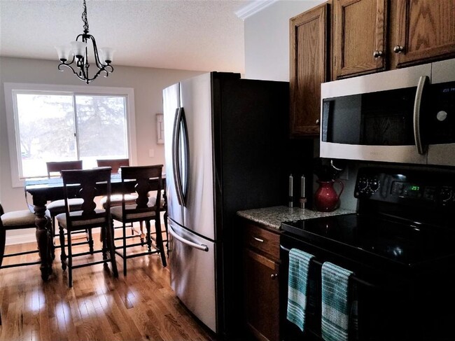Building Photo - Beautiful Townhome with open floor plan 3 ...
