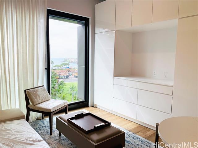 Building Photo - 987 Queen St