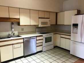 Building Photo - 111 E 6th St