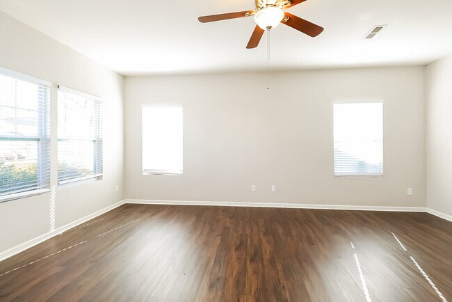 Foto del edificio - 252 Ranlo Ave