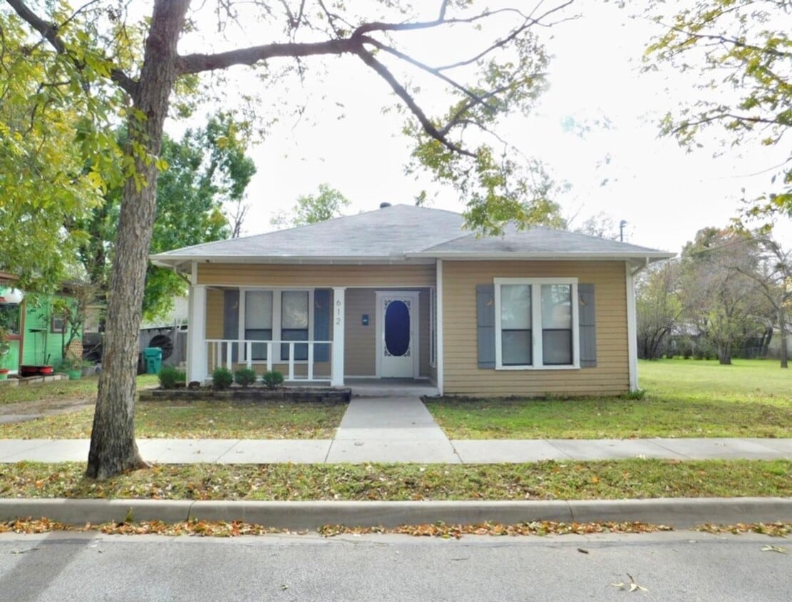 Charming 3BR Near TWU & Denton Square – Available Mid-June - Charming 3BR Near TWU & Denton Square – Available Mid-June