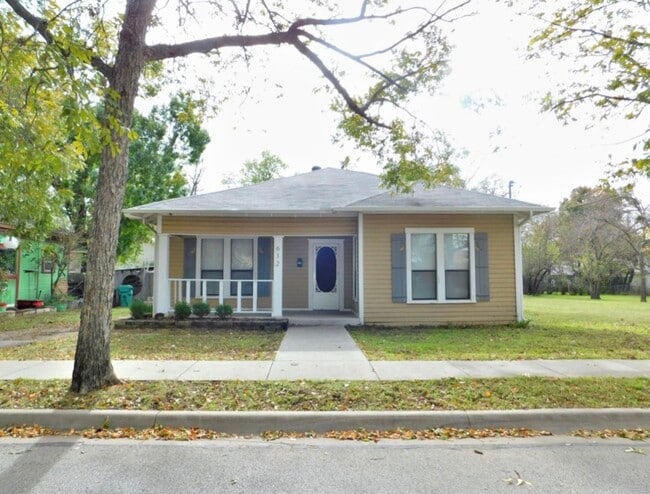 Charming 3BR Near TWU & Denton Square – Available Mid-June - Charming 3BR Near TWU & Denton Square – Available Mid-June House