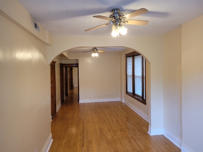 Building Photo - 2059 W Evergreen Ave