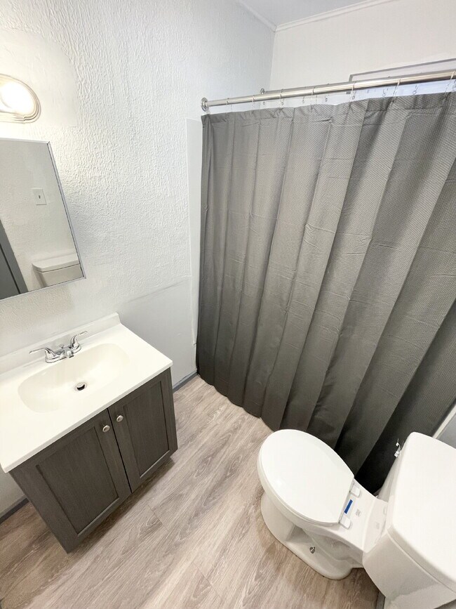 Foto del edificio - 4 Bedroom Home with garage/workshop combo ...