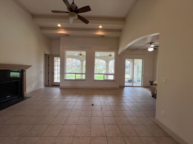 Building Photo - Madera Ranchos home located near Liberty H...