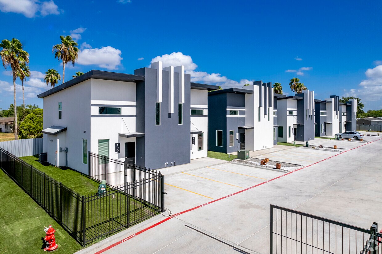 Domain Luxury Townhomes Apartments 607 E 16th St Weslaco, TX