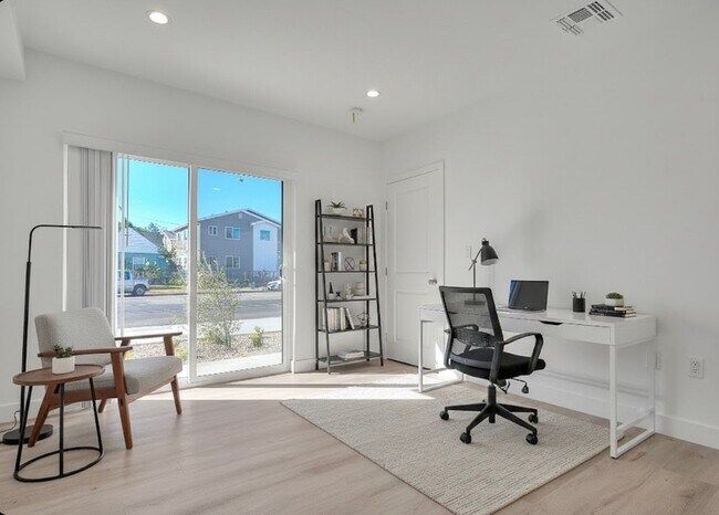 Foto del edificio - 5850 Vineland Ave