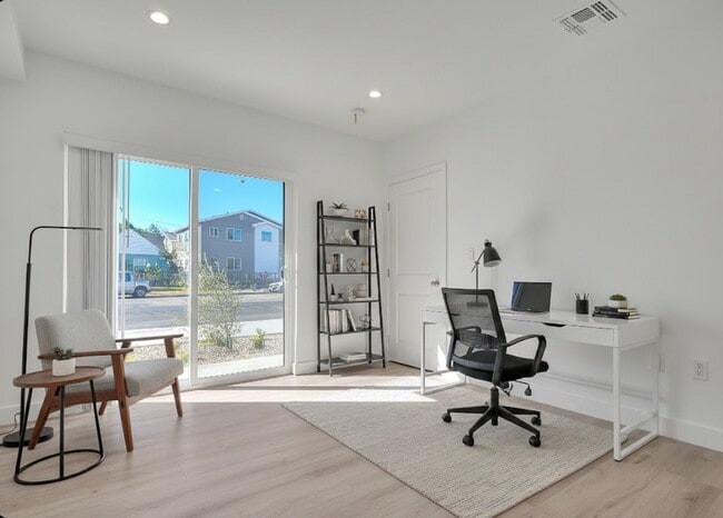 Building Photo - 5850 Vineland Ave