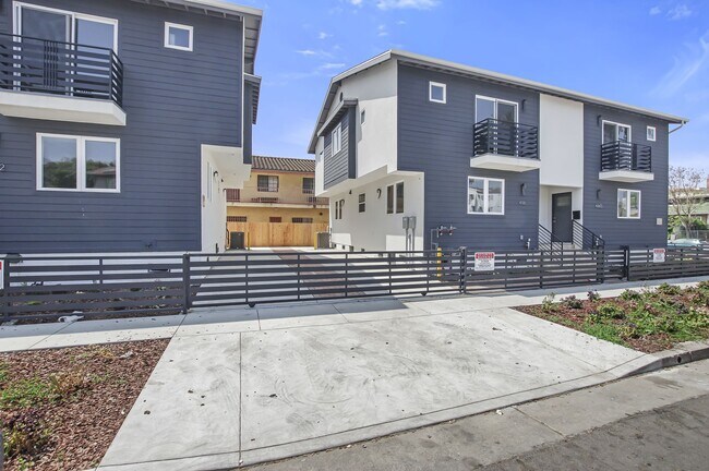 Flamante 2020 construcción - 4114 Oakwood Ave