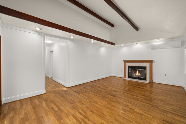 Building Photo - 510 Hargrave St