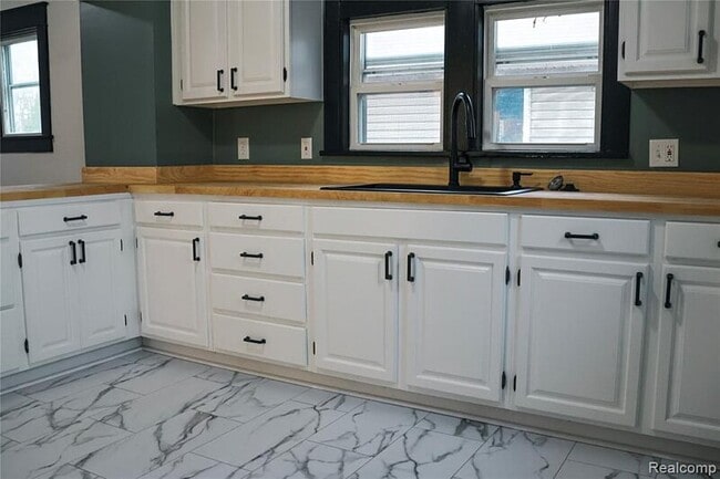 Building Photo - 618 Clinton St