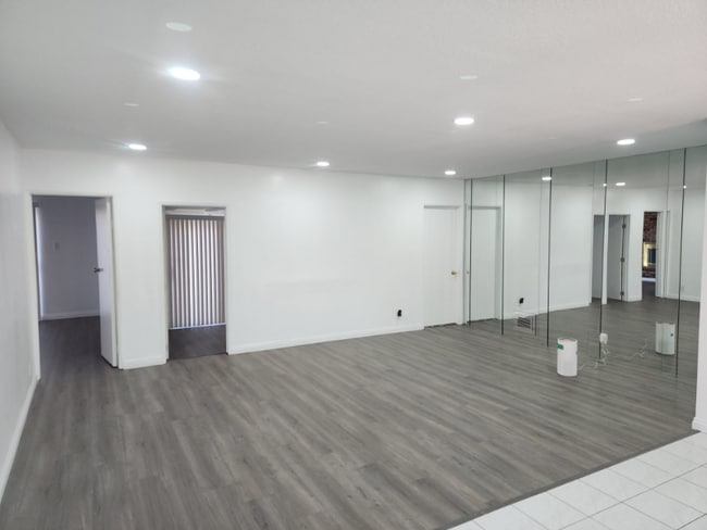 Building Photo - 2915 W 138th St