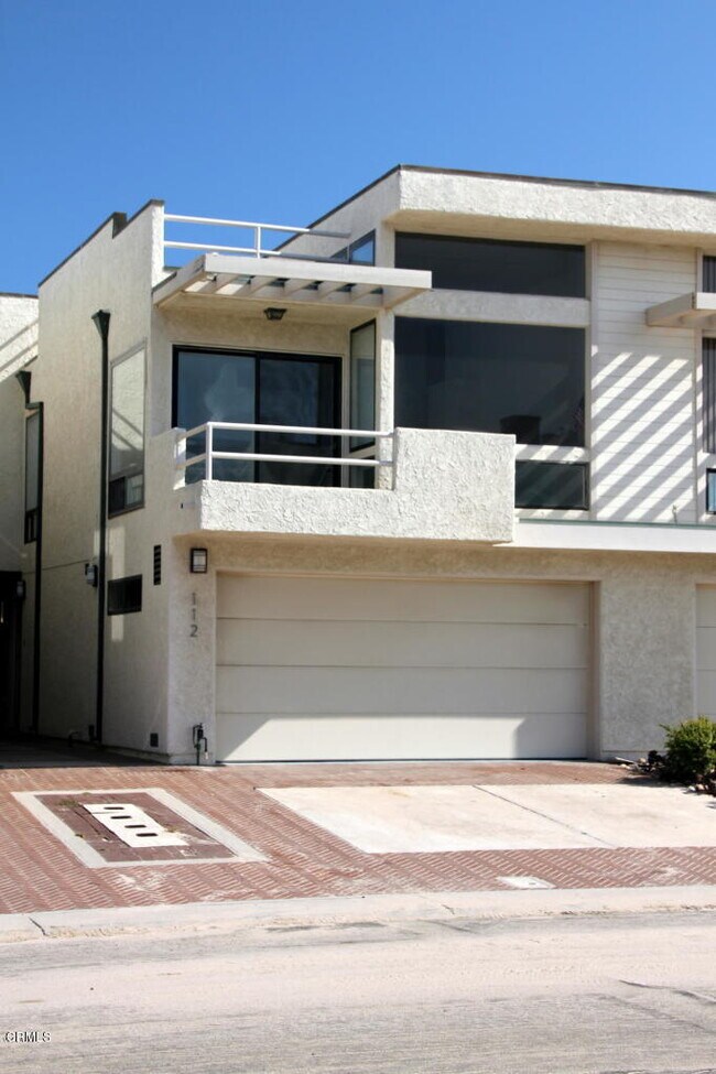 Building Photo - 112 La Brea St