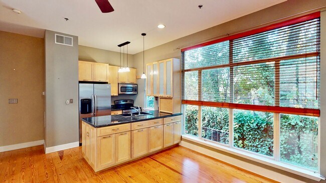 Foto del edificio - 2062 Atherton Heights Ln
