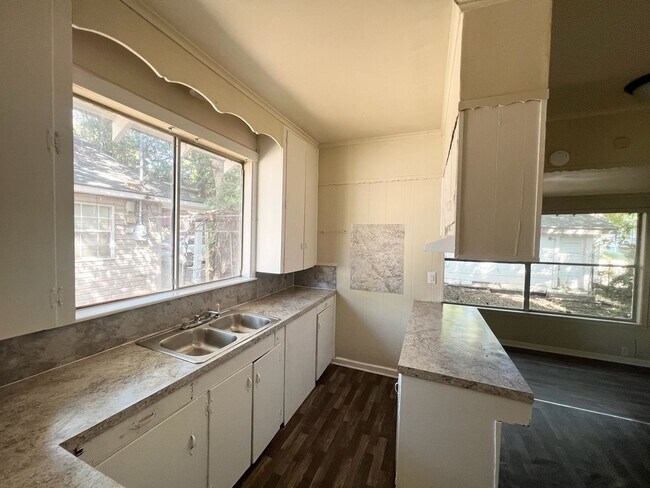 Building Photo - Half off the first Full Months rent! Secti...